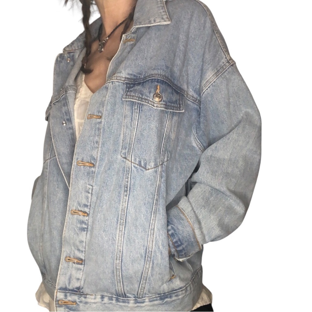 Forever 21 Jean Trucker Jacket Sz L NWT Lightwash Relaxed Casual Denim Classic - Picture 2 of 10